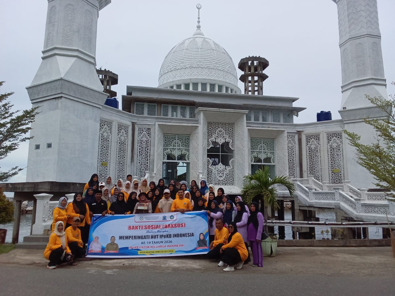 Keluarga Besar DP3AKB Aceh Selatan Gelar Bakti Sosial Bersihkan Masjid Apung dan RTH Sambut HUT IPeKB ke-19