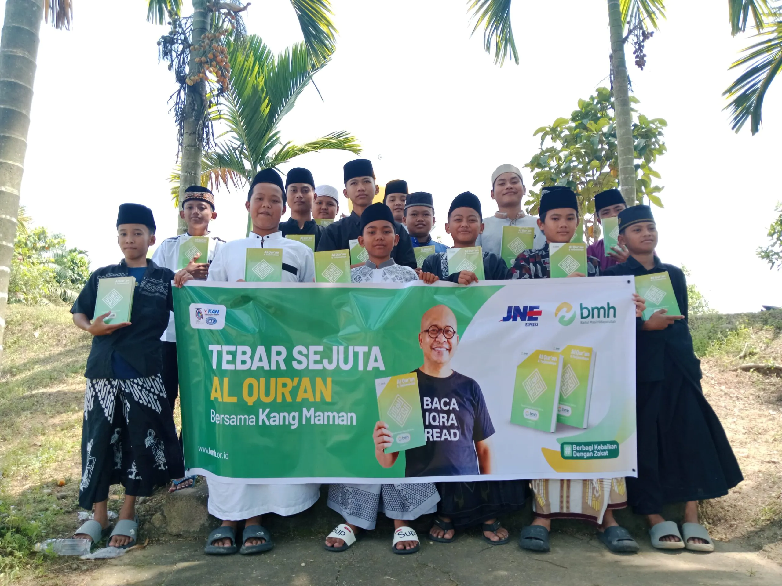 LAZNAS BMH Salurkan Ratusan Al-Qur'an ke Pesantren Tahfizh di Sanggau, Target Daerah Pelosok Kalbar