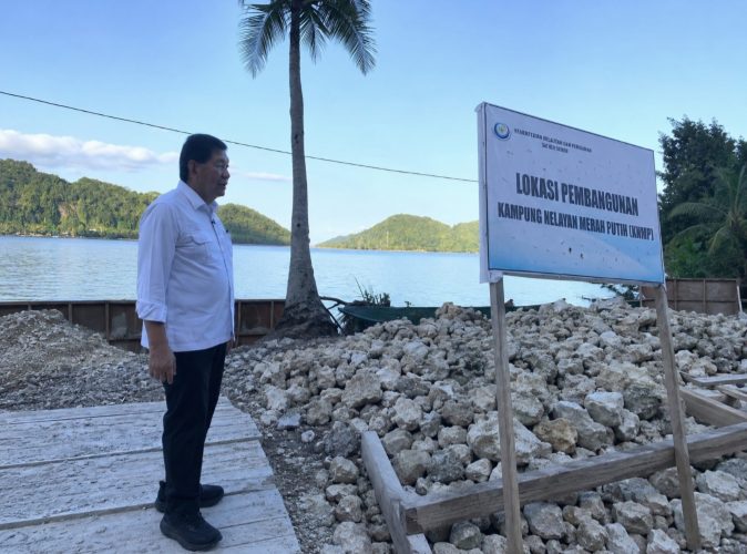 Anggota DPR RI Tonny Tesar Tinjau Pembangunan Kampung Nelayan Ketuapi di Kepulauan Yapen, Soroti Jembatan Merah Putih yang Tak Layak