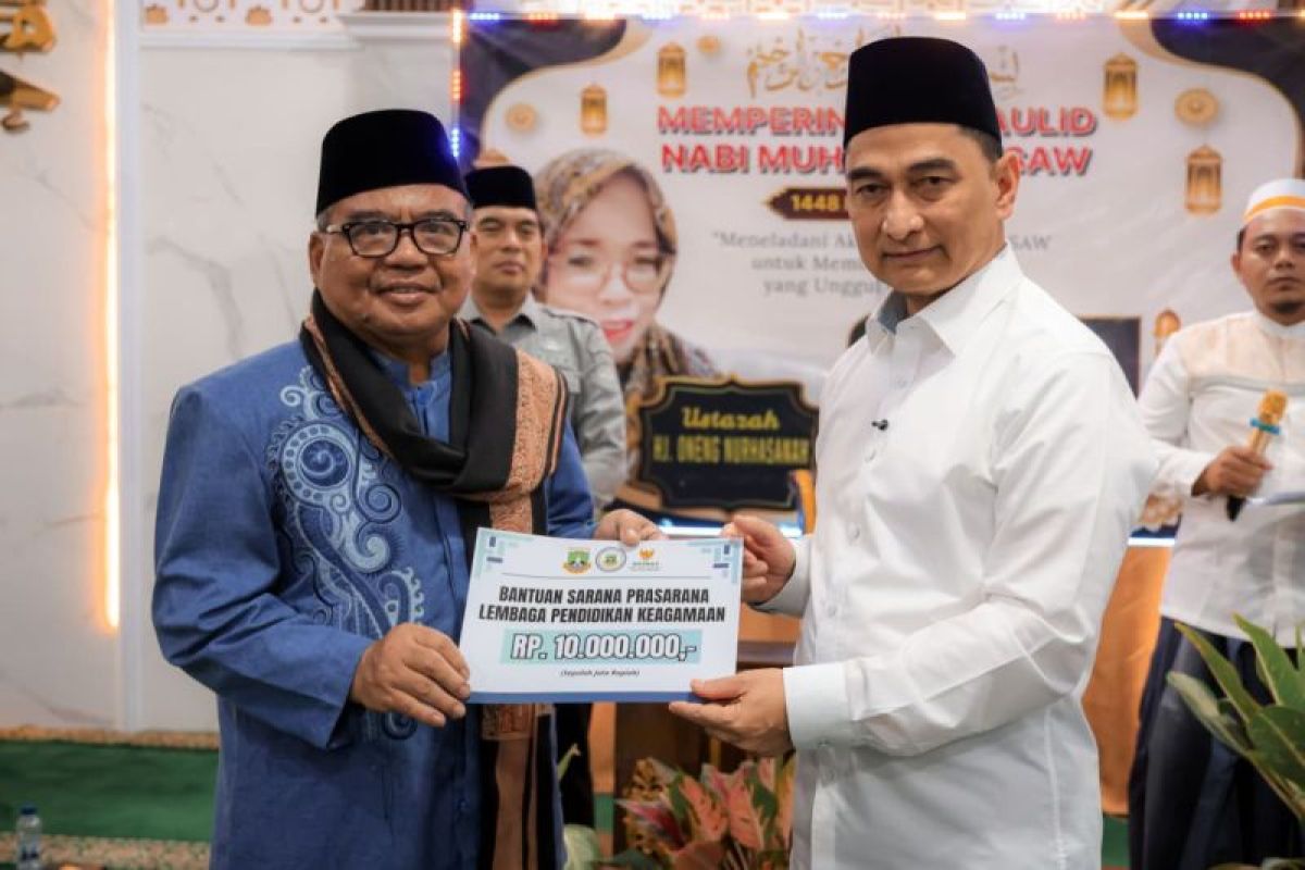 Wagub Banten Serahkan Bantuan Operasional Rp20 Juta untuk Masjid dan Majelis Taklim di Karawaci saat Maulid Nabi