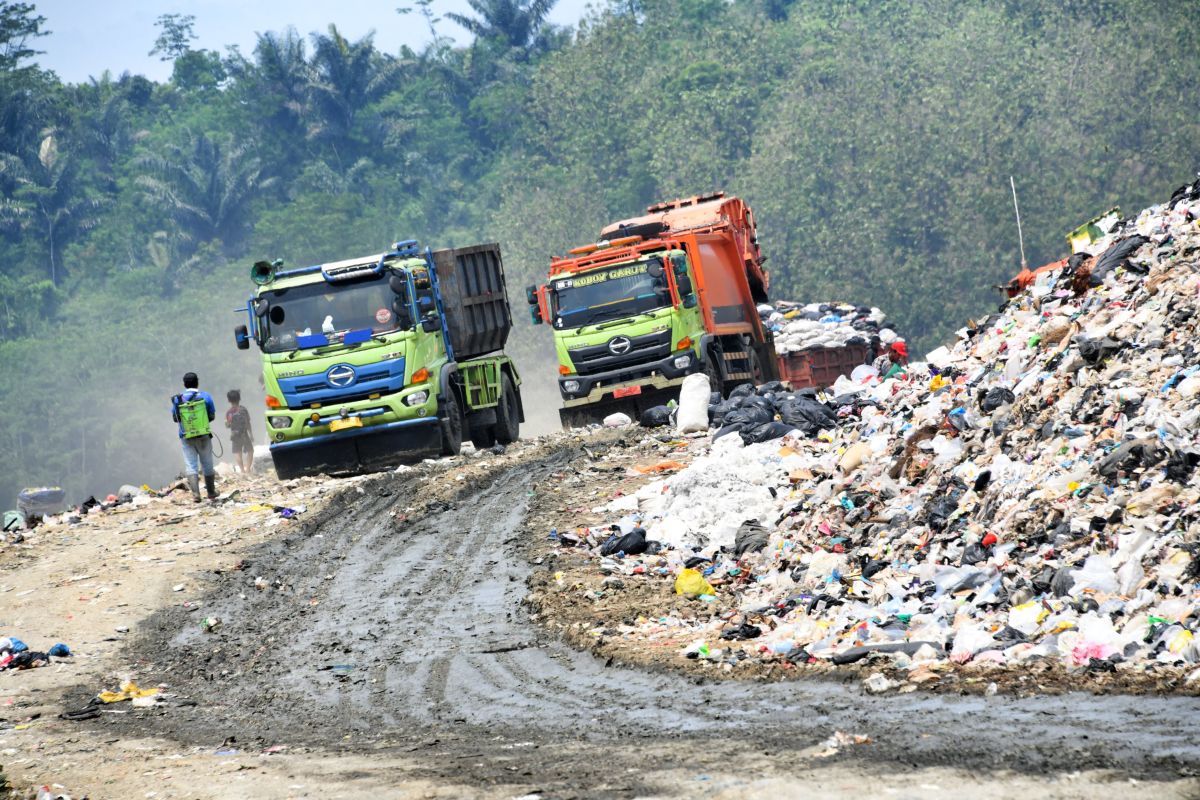 Pemprov Jabar Gandeng TNI Olah 1.000 Ton Sampah Lama TPA Sarimukti Jadi Solar Mulai 2027