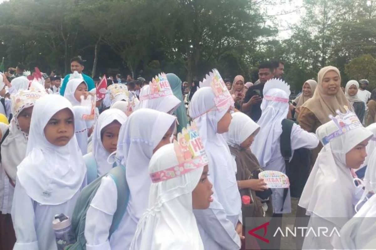 Pawai 2.000 Pelajar dan Wali Murid Sambut Hari Pertama Sekolah di Sinabang, Simeulue