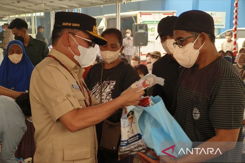 Gubernur Kalteng Kawal Penyaluran Bantuan Pangan dan KHBS Rp250 Ribu di Kalampangan Palangka Raya