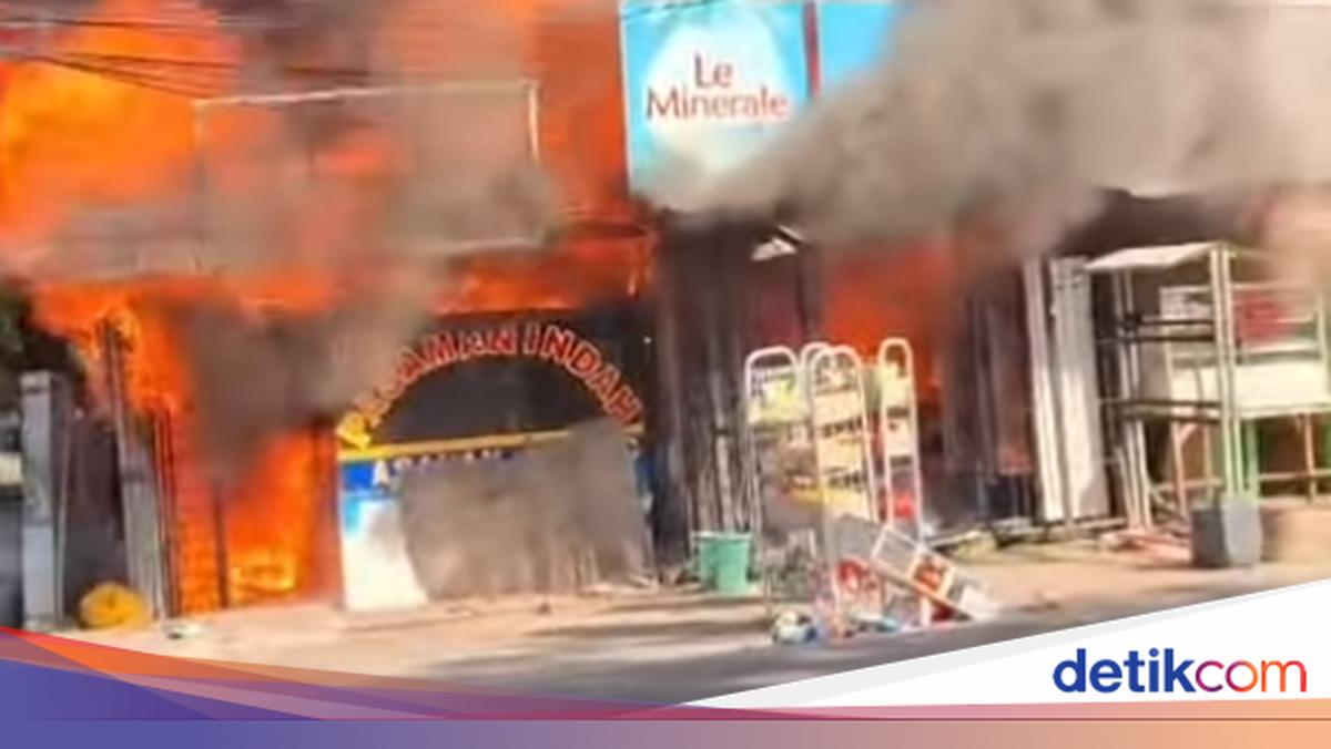 Kebakaran Kios di Depan Citra Sudiang Makassar, 8 Gerobak dan Warung Padang Ludes Dilalap Api