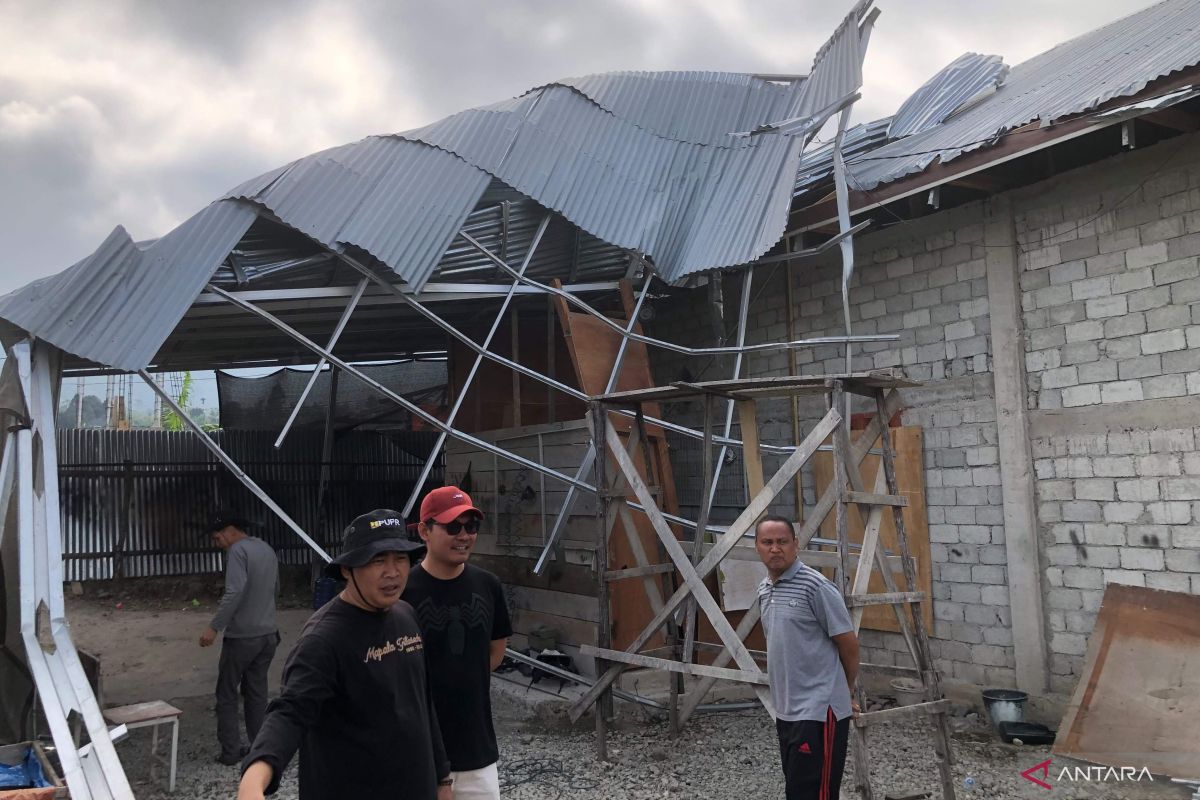 28 Rumah di Dua Desa Kerinci Rusak Akibat Angin Puting Beliung, Petugas dan Warga Gotong Royong Bersihkan Puing