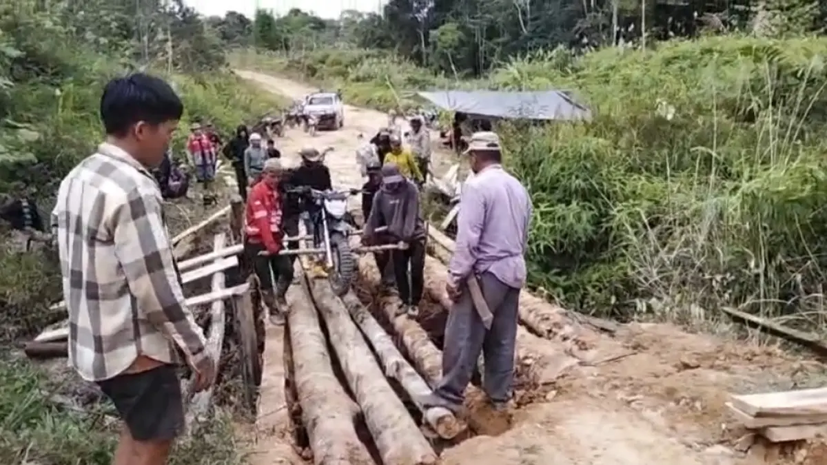 Dua Jembatan di Desa Pa'betung, Krayan, Kalimantan Utara Rusak Parah Pascabanjir, Warga Lakukan Perbaikan Secara Swadaya