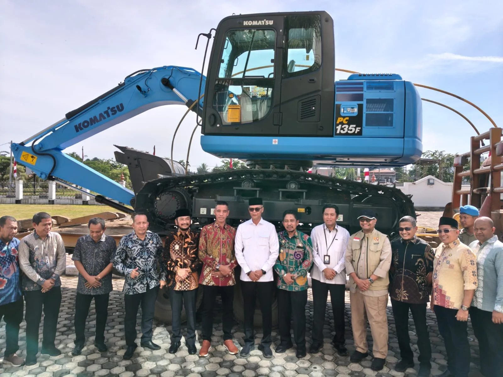 KKP Serahkan Satu Unit Ekskavator ke Aceh Utara untuk Bersihkan Tambak Terdampak Bencana