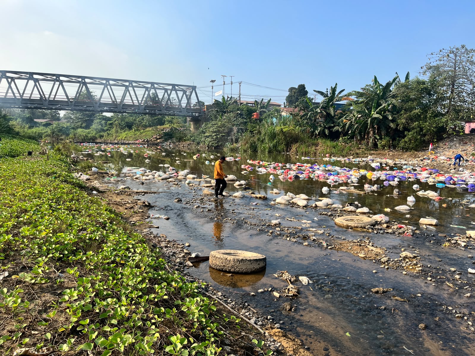 Personel TNI-Polri dan Warga Bahodopi Kerja Bakti Angkut Tumpukan Sampah di Sungai, Cegah Banjir