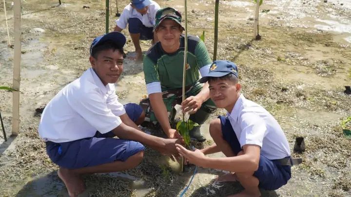 Satgas TMMD Ke-129 Kodim Morowali Ajak Siswa SMPN 2 Umbele Tanam Mangrove, Ini Tujuannya