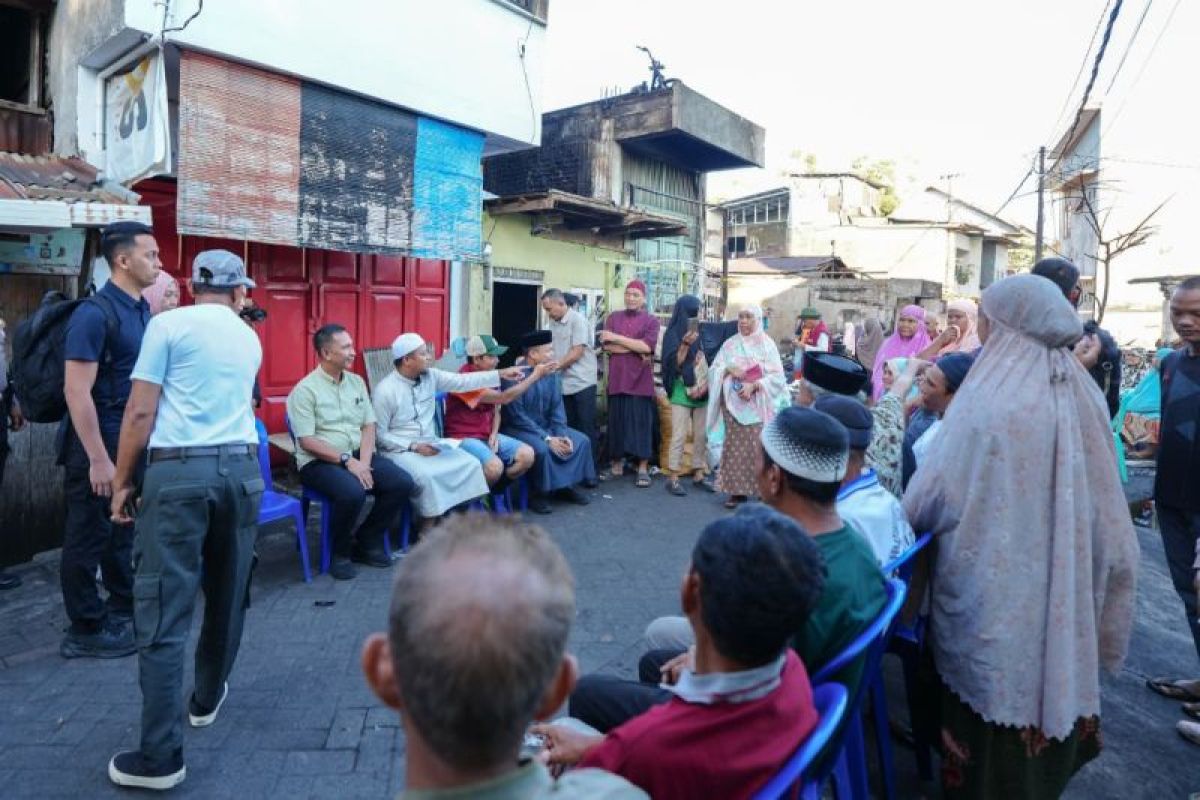Gubernur Sulsel Andi Sudirman Tinjau Lokasi Kebakaran di Makassar, 105 Jiwa Terdampak 11 Rumah Hangus