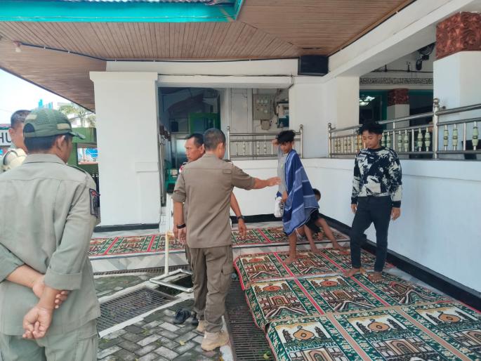 Satpol PP Kota Bengkulu Tertibkan Anak Punk di Masjid Jamik, Pengurus Masjid Laporkan Gangguan ke Layanan 1x24 Jam