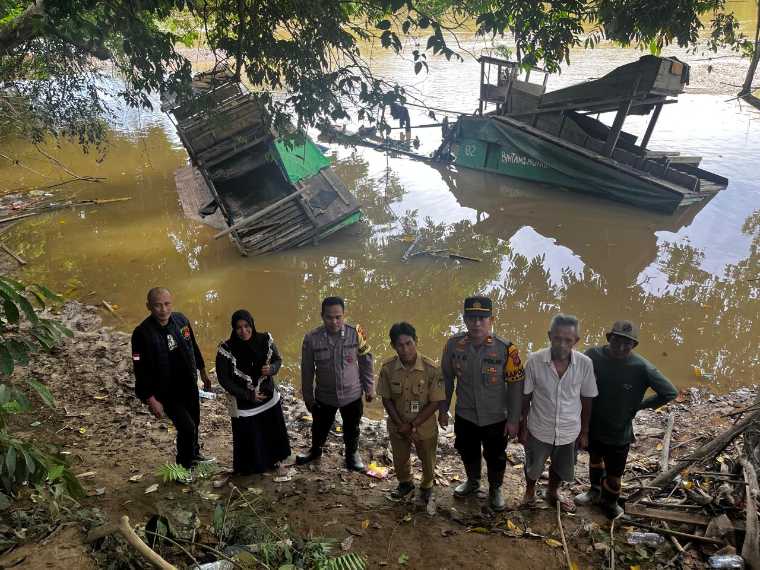 Polsek Sandai Gandeng Aparatur Desa, 2 Kapal Ponton Tambang Ilegal Ditenggelamkan di Sungai Pawan Ketapang