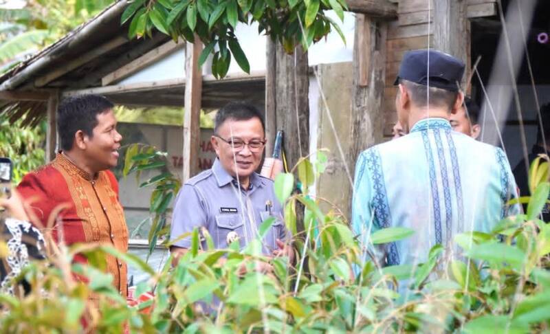 Pemkab Konawe Salurkan Bibit Durian Unggul dan Saprodi ke Petani Onembute, Wabup: Peluang Naikkan Pendapatan