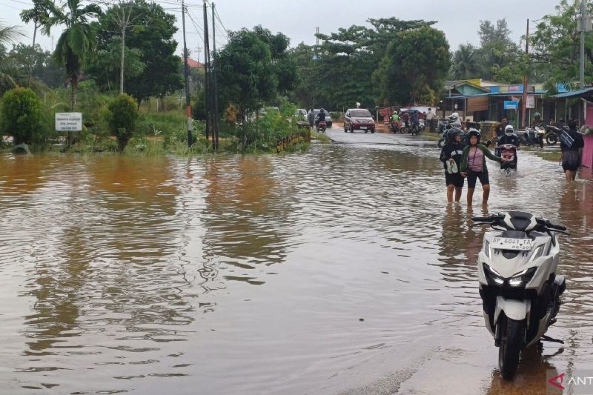 BMKG Deteksi Belokan Angin di Kepri: Tanjungpinang dan Bintan Berpotensi Hujan Petir Sepanjang Hari Ini