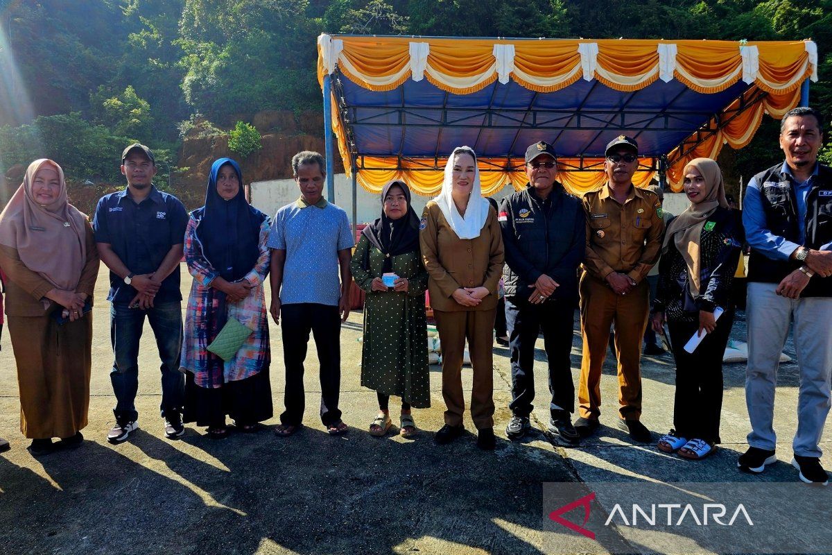 Pemkab Natuna Salurkan Bantuan PKH ke 71 Warga Pulau Penyangga, Digelar Pasar Murah dan Bantuan Beras