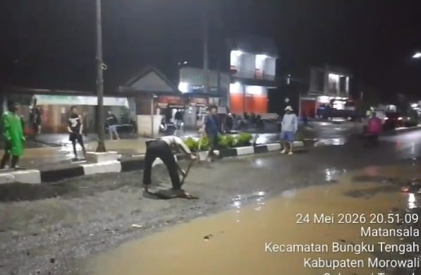 Personel Polres Morowali dan Warga Gotong Royong Bersihkan Sisa Material Banjir, Imbau Warga Waspada Cuaca Ekstrem