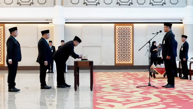 Gubernur Sumut Bobby Nasution Lantik 8 Pejabat Eselon II, Minta OPD Genjot Digitalisasi dan Ekonomi Kerakyatan