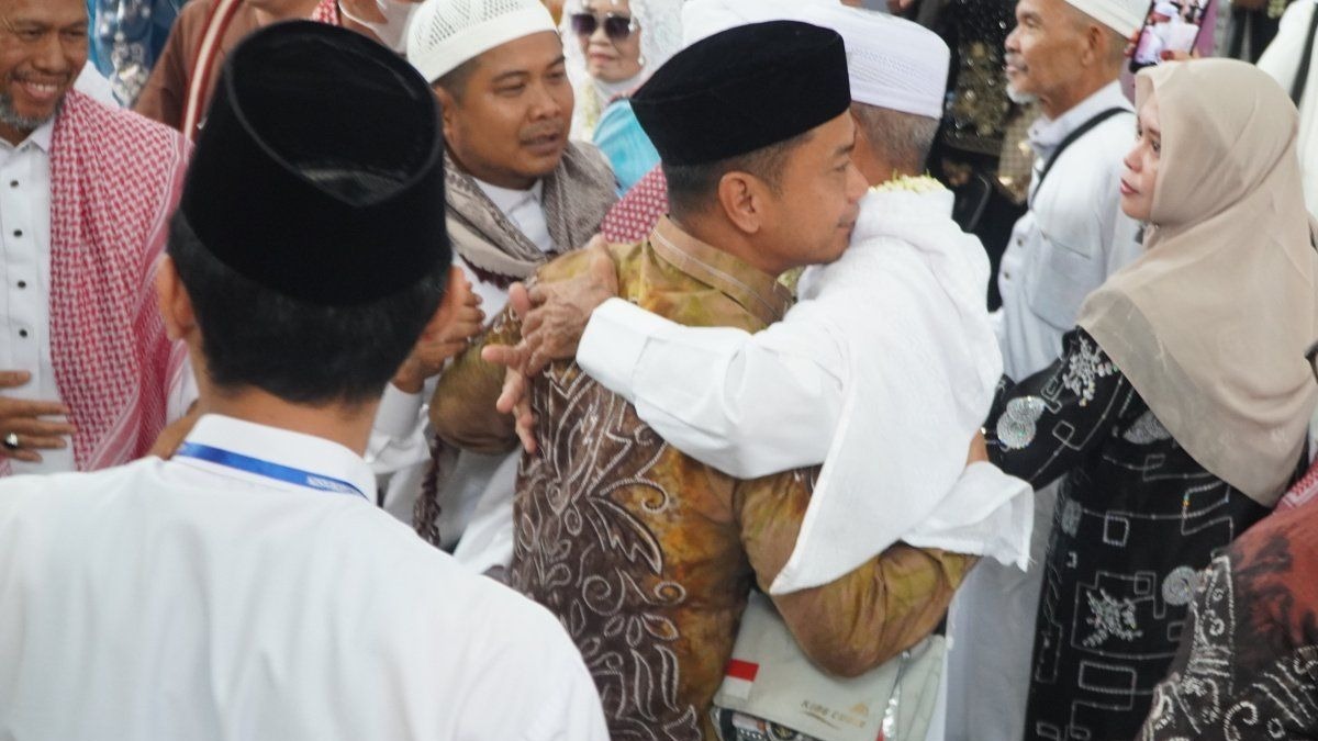 Wali Kota Banjarmasin Sambut 359 Jamaah Haji Kloter 01 Tiba di Masjid Sabilal Muhtadin, Ajak Tebar Kebaikan