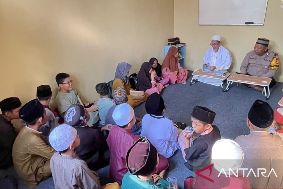Pos Polisi KM 7 Palembang Disulap Jadi Ruang Mengaji Anak, Bhabinkamtibmas Jadi Guru Ngaji