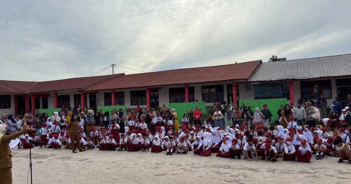 Puluhan Orang Tua Antarkan Anak di Hari Pertama MPLS SDN 122377 Pematangsiantar, 72 Siswa Baru Terdaftar