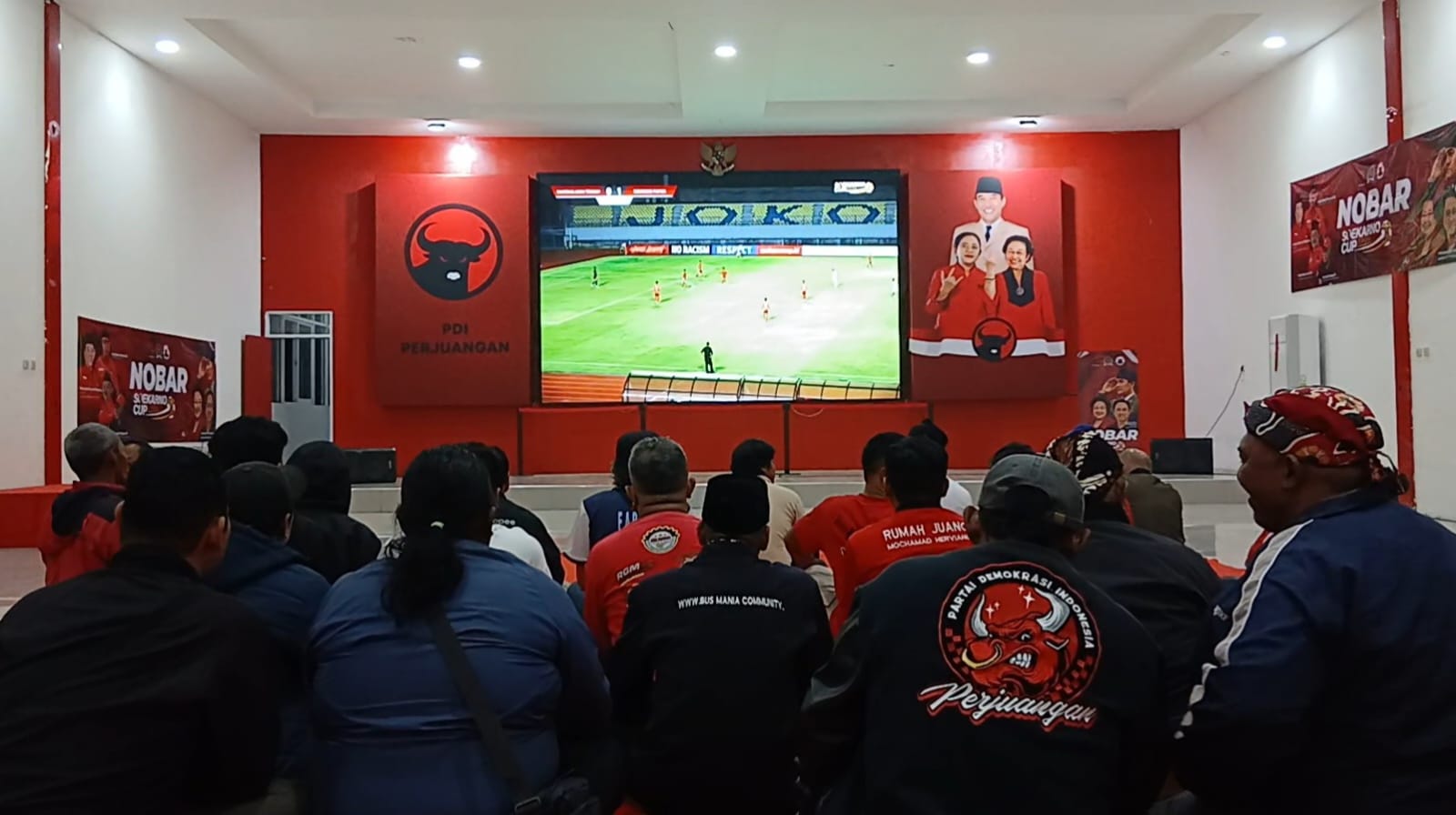 Nobar Soekarno Cup di DPC PDIP Kabupaten Semarang Serasa Piala Dunia, Puluhan Warga Bawa Pulang Doorprize