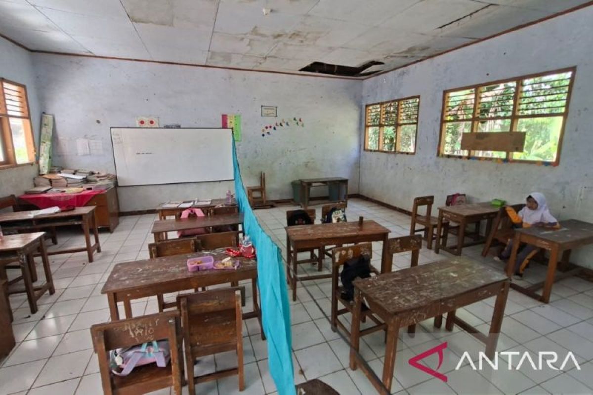 Bangunan SDN Bangkuyung 2 Pandeglang Rusak Parah 10 Tahun, Siswa Tinggal 40 Anak dan Belajar Lesehan di Lantai