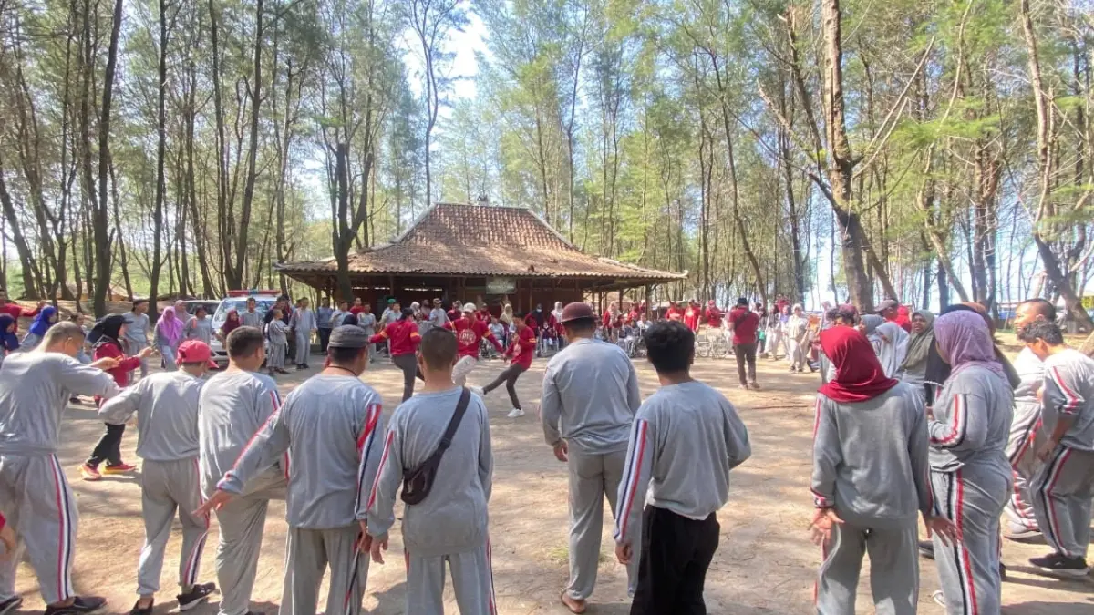 Puluhan Penyandang Disabilitas di Bantul Ikuti Terapi Kelompok di Pantai Cemara Sewu, Dikemas dengan Permainan Interaktif