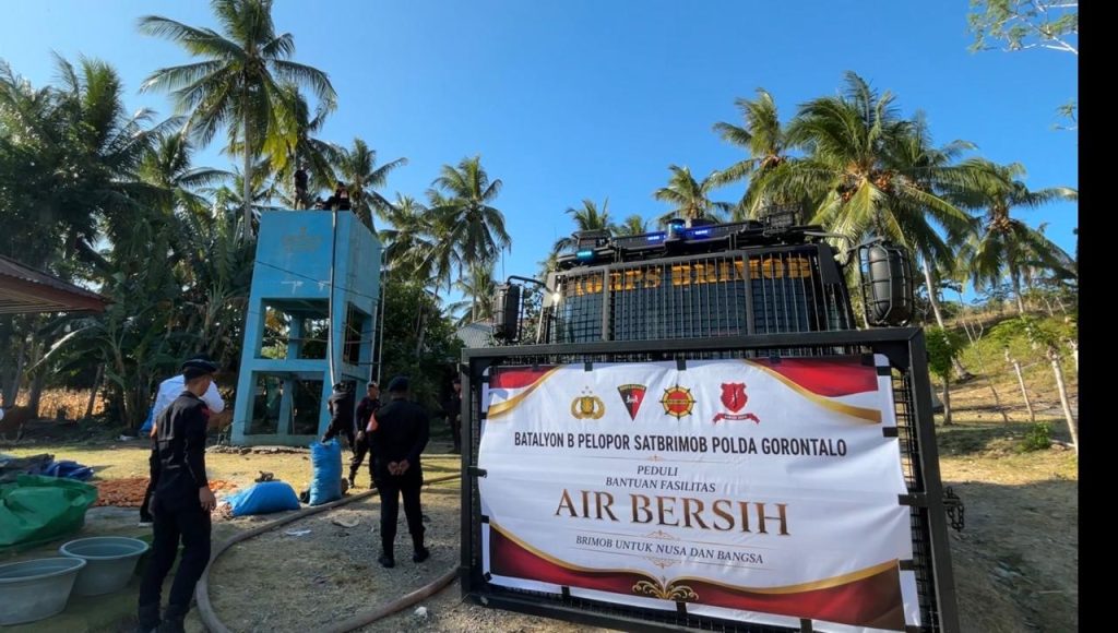 Brimob Gorontalo Salurkan 10.000 Liter Air Bersih ke 64 KK di Desa Huidu, Warga Sempat Menimba untuk Kebutuhan Sehari-hari