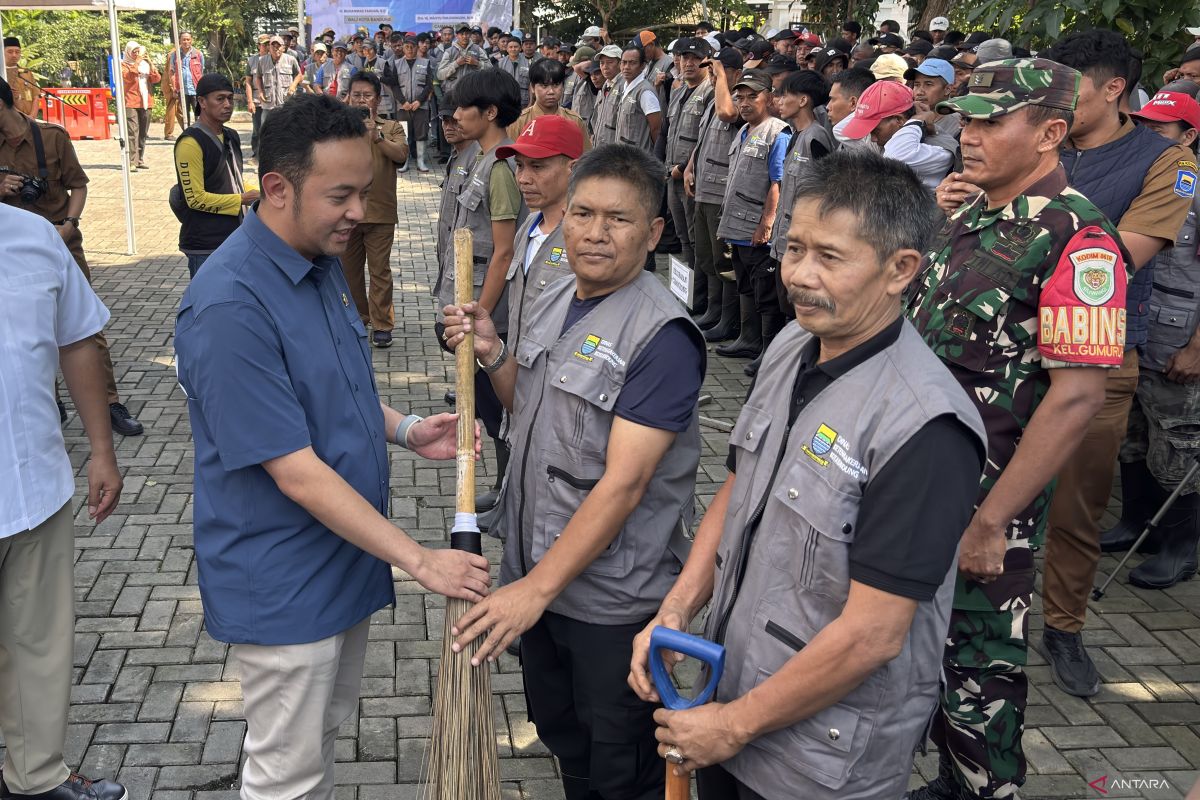 Pemkot Bandung Gulirkan Program Padat Karya Serap 8.600 Tenaga Kerja, Fokus pada Kebersihan Lingkungan
