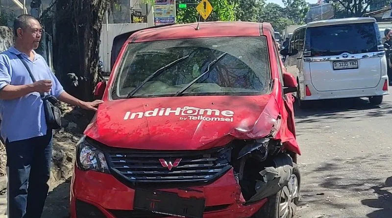 Tabrakan Tiga Mobil di Moch Toha Bandung, Seorang Anak Luka Parah Dievakuasi ke RS Sartika Asih