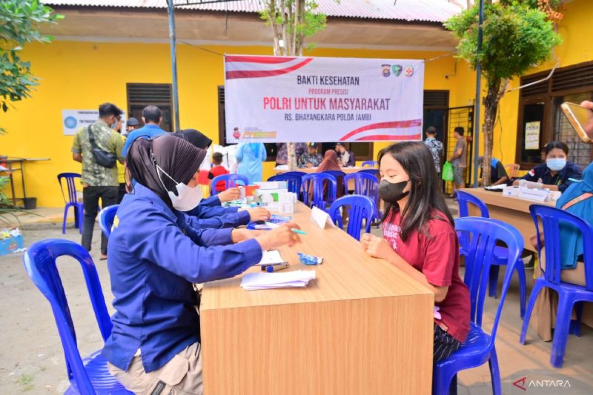 120 Warga Kasang Pudak Muaro Jambi Ikut Cek Kesehatan Gratis RS Bhayangkara di Tengah Kabut Asap Karhutla