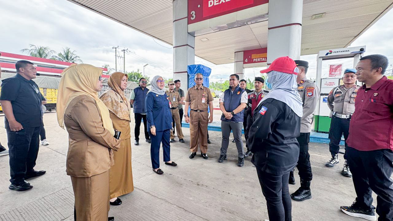 Wali Kota Banjarbaru Erna Lisa Halaby Sidak Tiga SPBU Setelah Antrean BBM Panjang hingga ke Badan Jalan