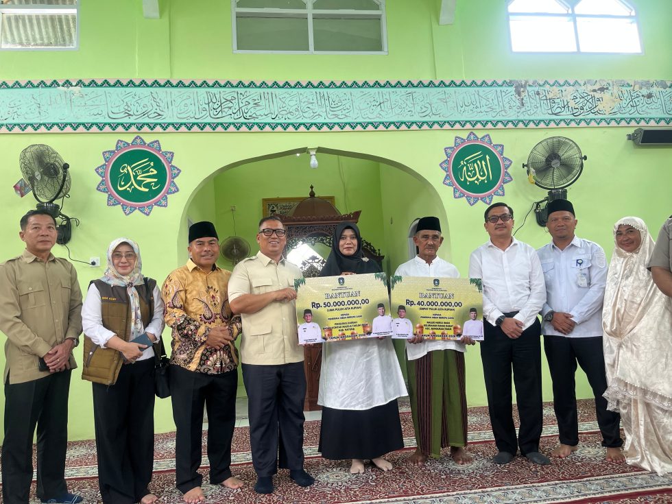 Wagub Kepri Nyanyang Serahkan Bantuan Rp50 Juta untuk Masjid dan Majelis Taklim di Natuna