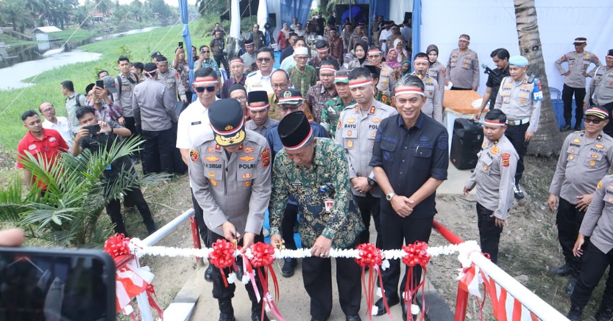 Kapolda Jambi Resmikan Jembatan Merah Putih Presisi di Muaro Jambi, 60 Paket Sembako dan Alat Tulis Dibagikan