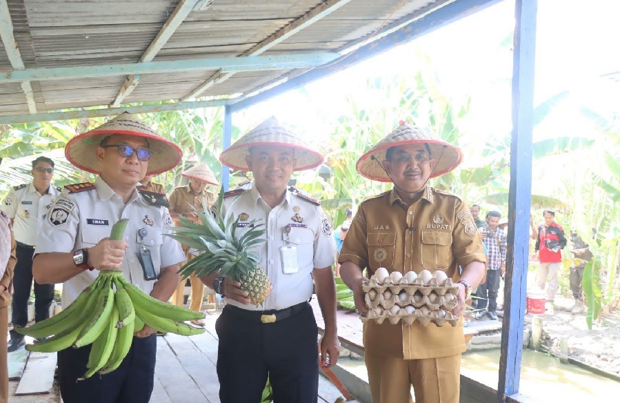 Bupati Tanjab Barat Anwar Sadat Serahkan Kunci Bedah Rumah di Bram Itam, Panen Raya Bersama Warga Binaan Lapas