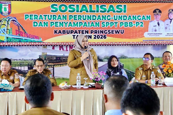 Pemkab Pringsewu Sosialisasikan Perda Pajak Daerah dan Salurkan Bantuan Pangan ke Pekon Wonodadi