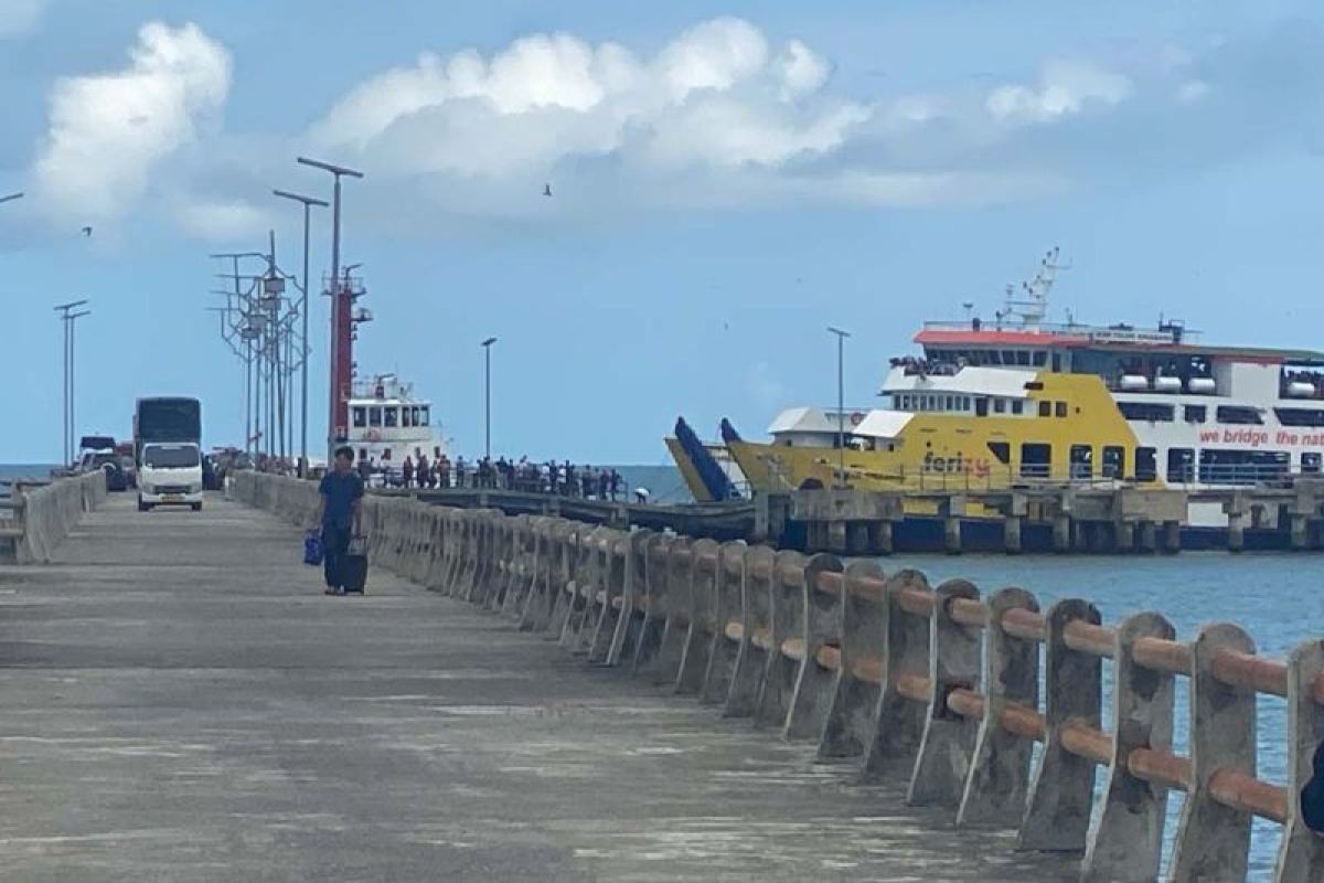 KMP Teluk Sinabang Akhirnya Sandar di Pelabuhan Kuala Bubon setelah Baling-Baling Terlilit Tali Tongkang Batu Bara