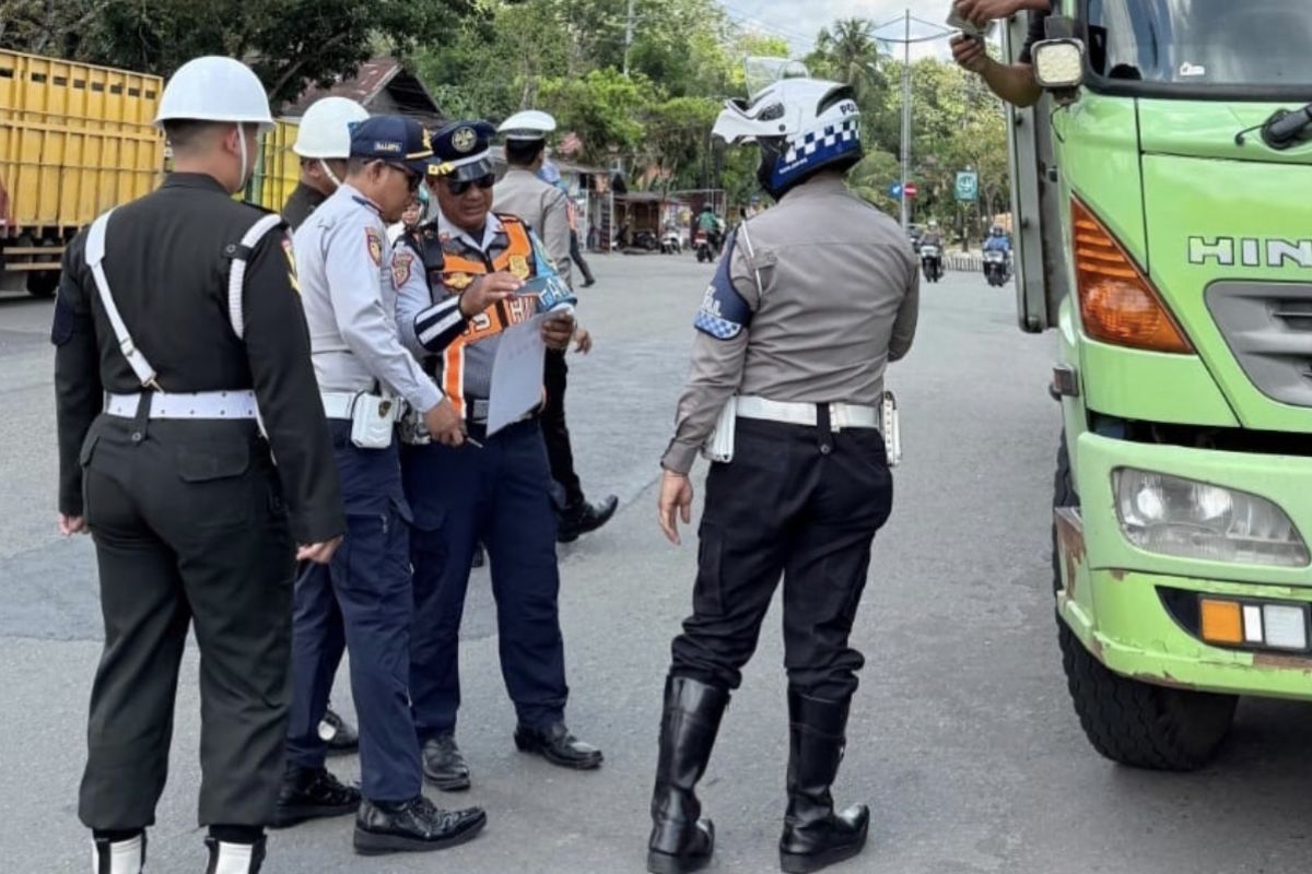 Dishub Balangan dan Polres Gelar Operasi Penegakan Hukum LLAJ di Lima Titik Jalan A Yani, Sasar Muatan dan Uji KIR