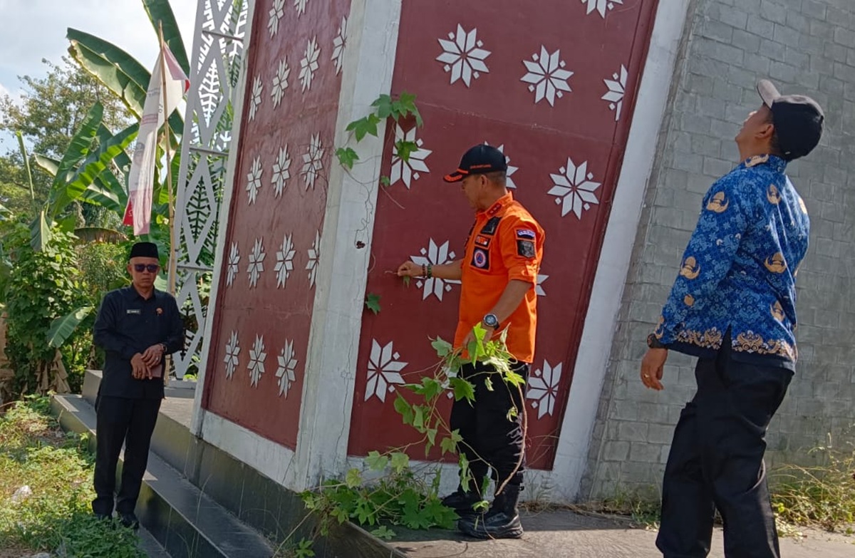 Gerbang Selamat Datang Empat Lawang Dipenuhi Semak Belukar, Sekda Perintahkan Pembersihan Segera