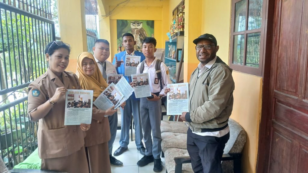 Tim Suara Papua Serahkan Tabloid Burhan Karya Siswa ke SMAN 1 Jayapura, Hasil Pelatihan Jurnalistik 5 Bulan