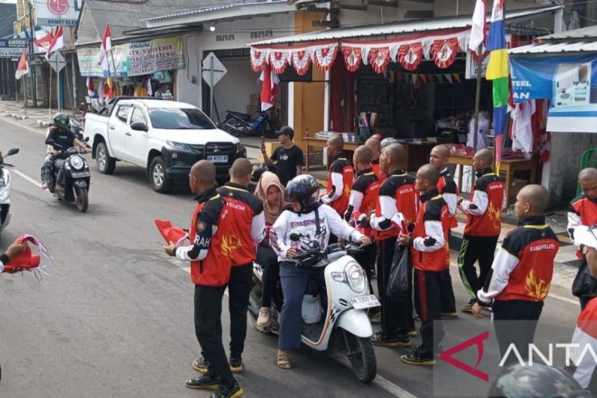 Kesbangpol Bangka Selatan Bagikan 2.000 Bendera Merah Putih ke Masyarakat Toboali Jelang HUT ke-81 RI