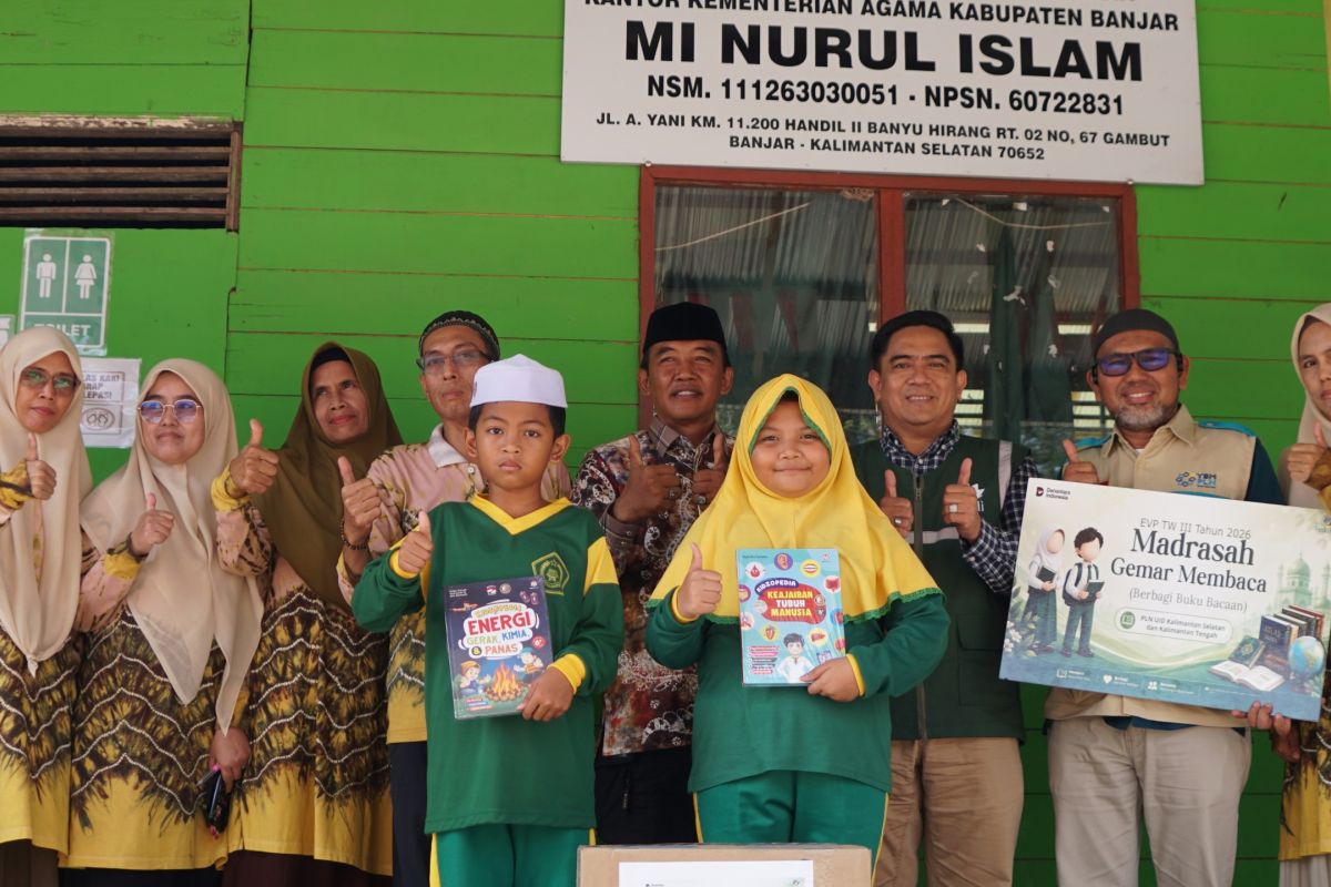 PLN UID Kalselteng Salurkan 221 Buku ke MI Nurul Islam Gambut, Dukung Literasi Siswa Madrasah di Banjar