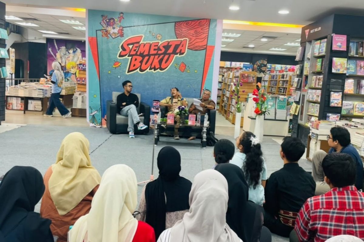 Dosen FKIP UMSU Bedah Buku Puisi Sastrawan Nasional Ubaidillah Al Anshori di Gramedia Medan