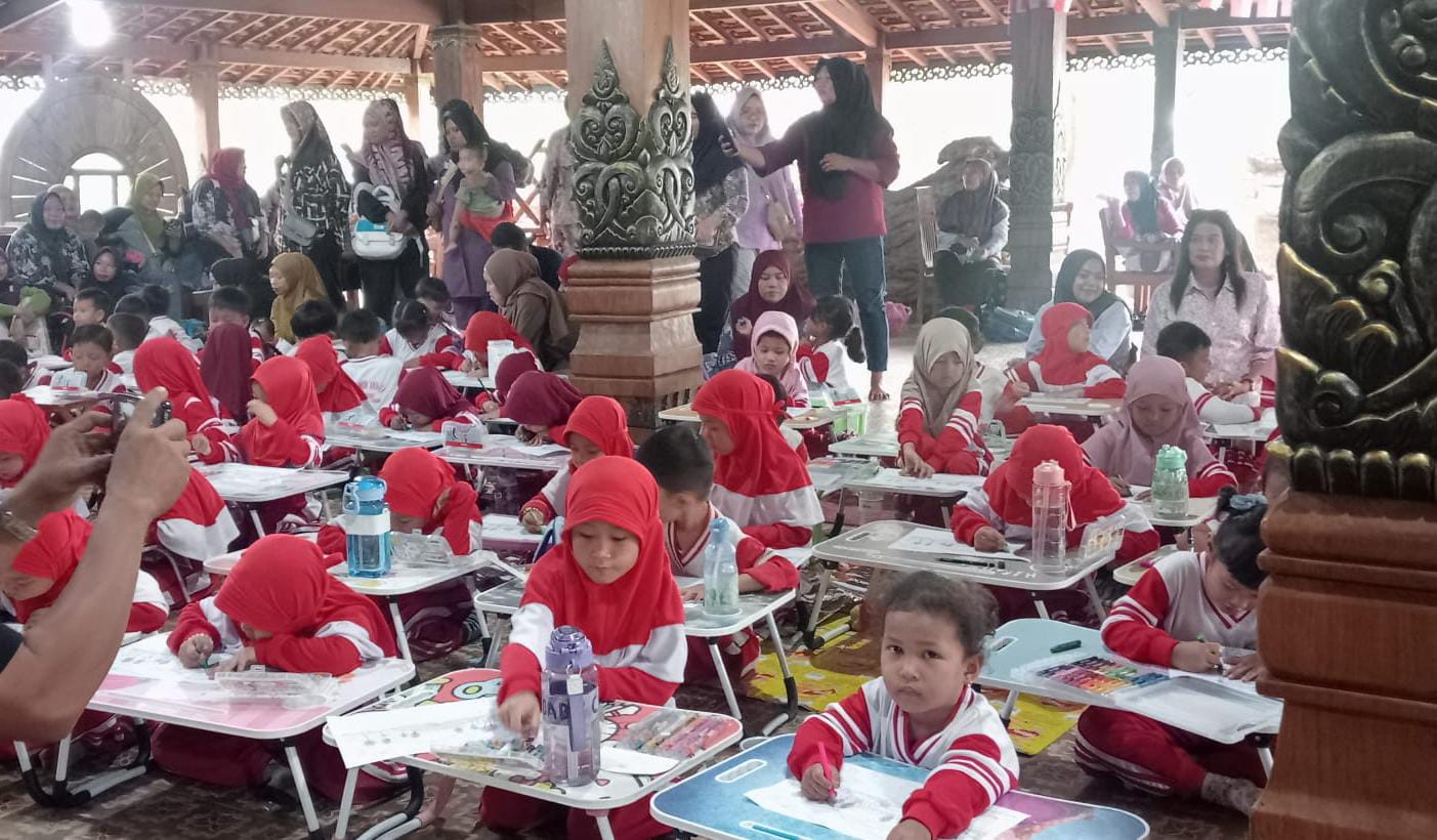 Komunitas Pasar Senja Bela Budaya Gelar Lomba Mewarnai untuk 100 Anak TK dan PAUD di Sekampung Udik Lampung Timur