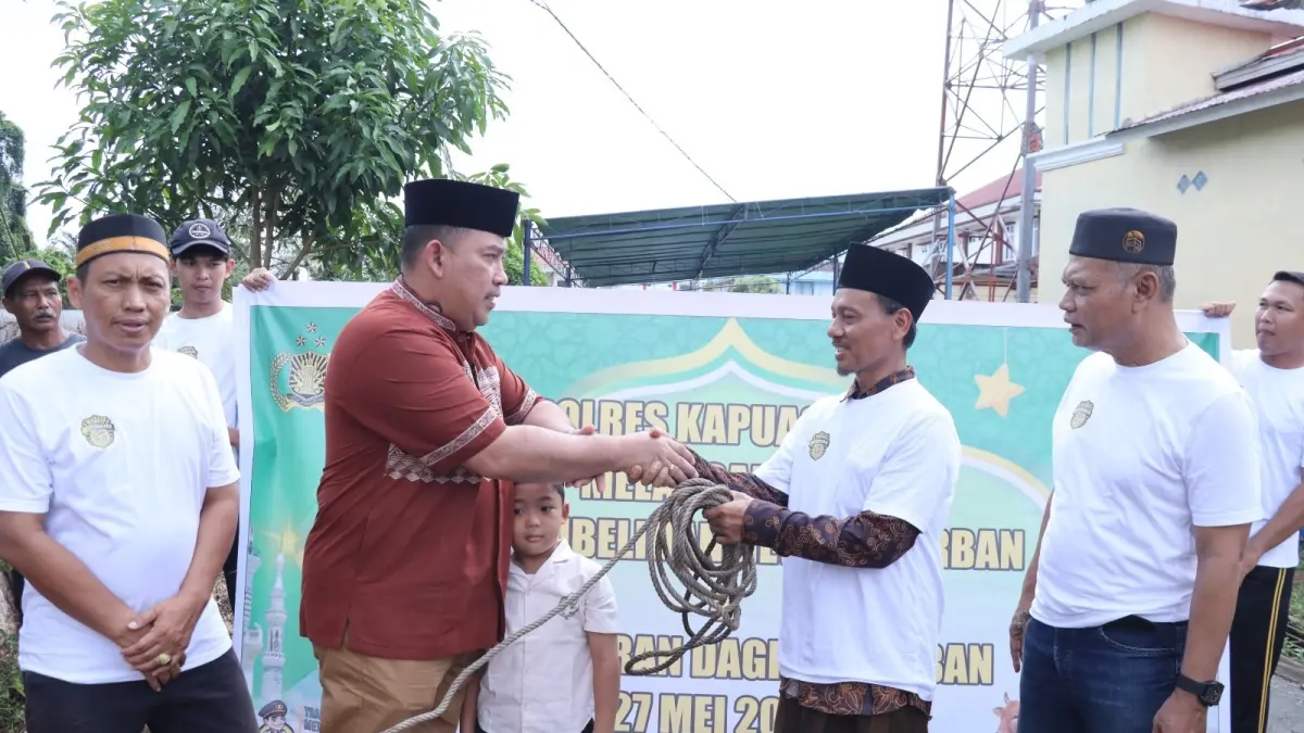Kapolres Kapuas Hulu Salurkan Enam Hewan Kurban untuk Masyarakat dan Mustahik di Iduladha 1447 H