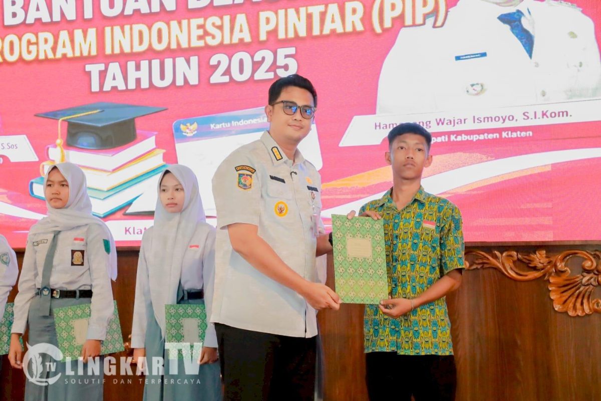 Bupati Klaten Serahkan Bantuan PIP 2025 ke 972 Siswa, Sebut Ada Program Beasiswa Kuliah Baru Senilai Rp1 Miliar