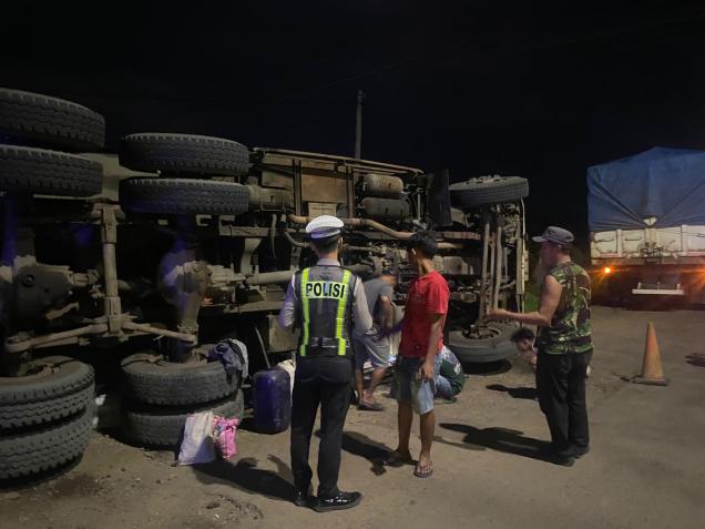 Truk 'Lohan' Muatan Bungkil Sawit Terbalik di Bundaran Simpang 6 Seluma, Istri Sopir Hamil 3 Bulan Alami Cedera Kaki