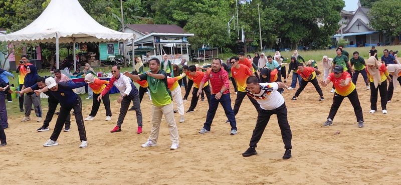 Wabup Anambas Raja Bayu Turun Langsung Goro Bersama Warga di Peluncuran Program Jumat Siantan Bersih