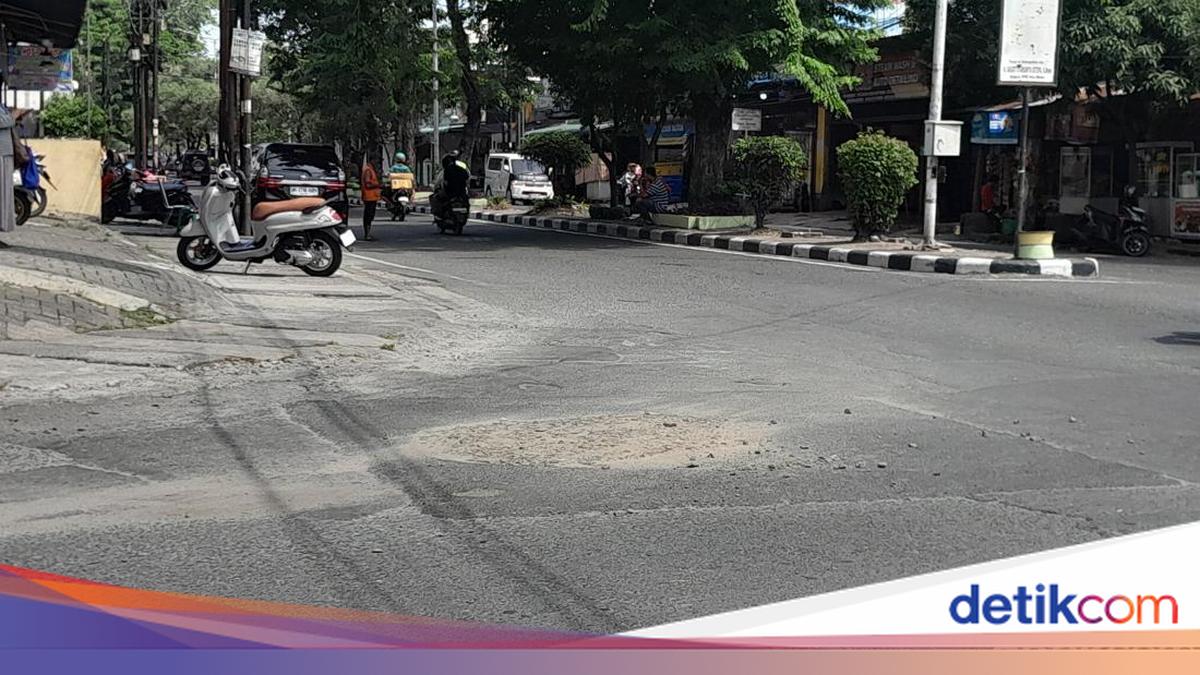 Lubang Jalan Senam Medan yang Sempat Dikeluhkan Warga Kini Ditutup Pakai Pasir dan Batu