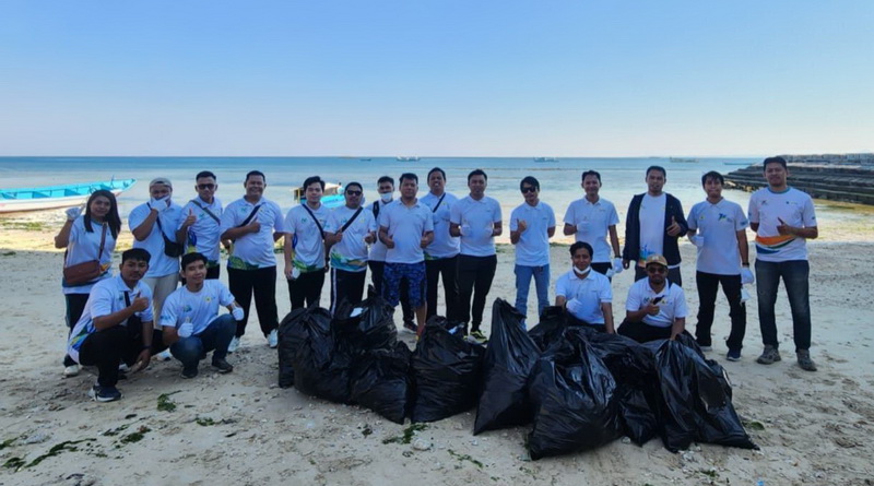 Peringati Hari Lingkungan Hidup, PLN UP2B NTT Bersihkan Sampah Anorganik di Pantai Kelapa Lima, Kupang